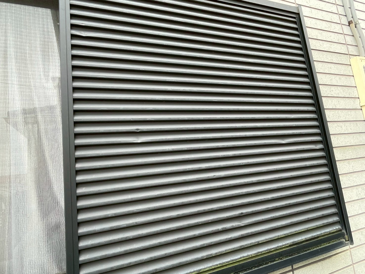ひょう被害事例6 - 雨戸の凹み